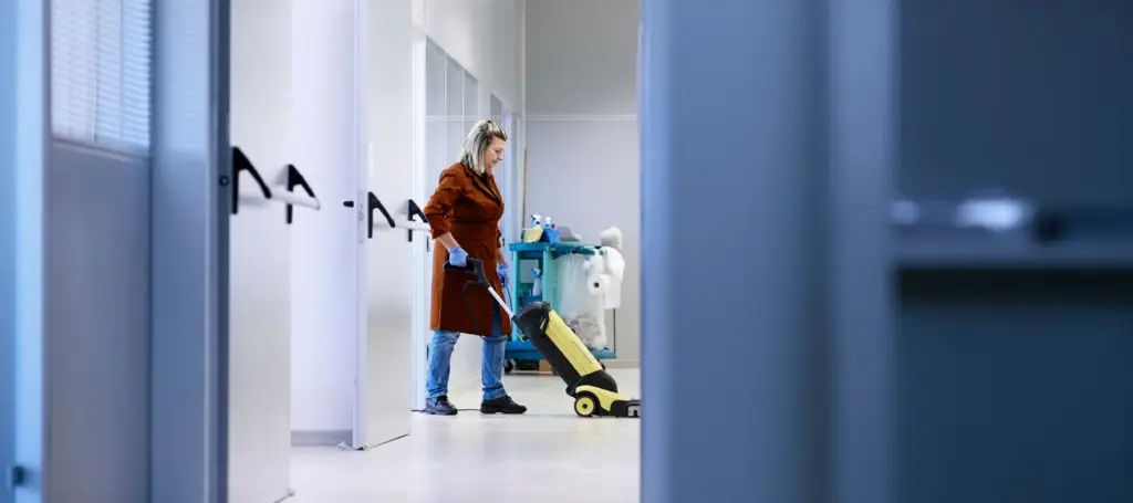 Nettoyage de bureaux à Toulouse avec autolaveuse par un agent d’entretien professionnel