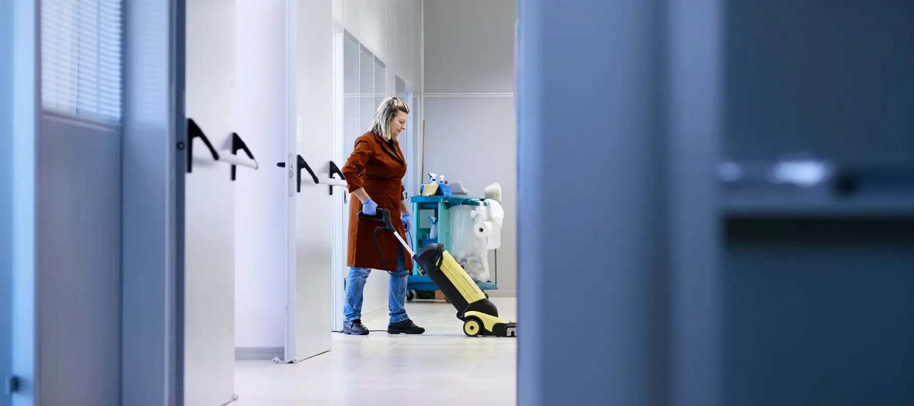 Nettoyage de bureaux à Toulouse avec autolaveuse par un agent d’entretien professionnel