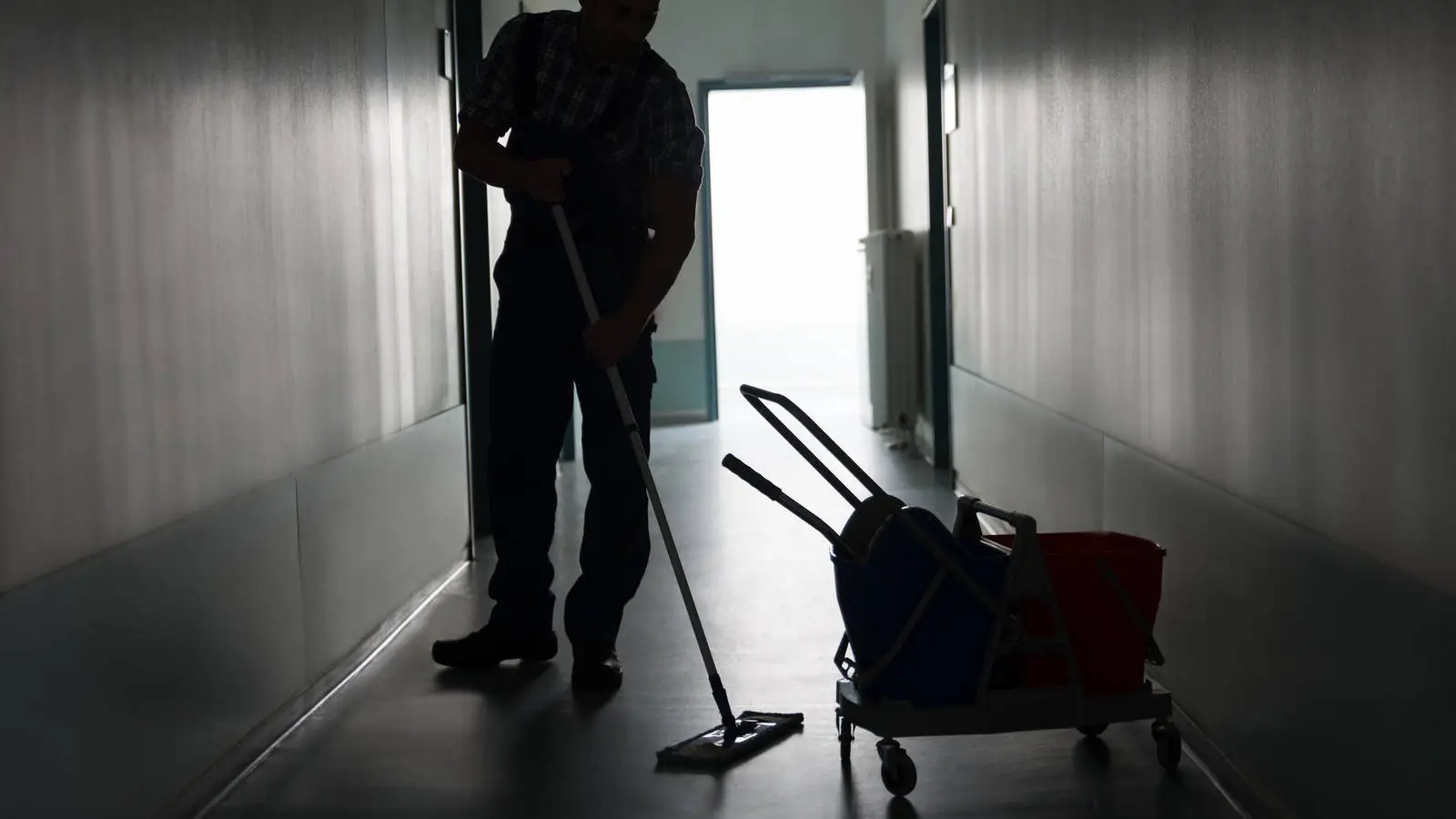 Agent de bio-nettoyage désinfectant un couloir dans un établissement médical à Toulouse – Services professionnels