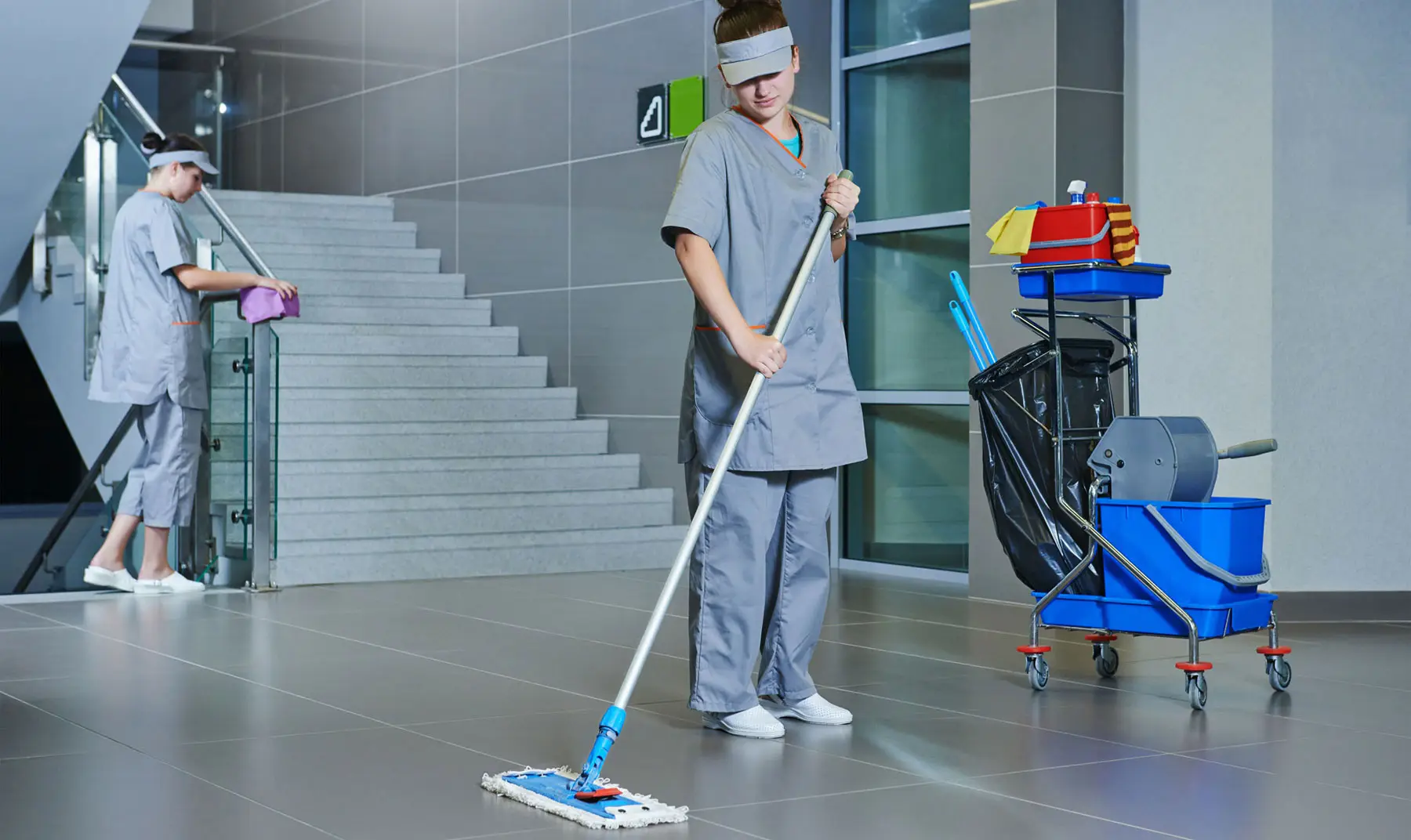 Agents d’entretien assurant le nettoyage des halls et escaliers dans une résidence à Toulouse – Nettoyage de copropriété