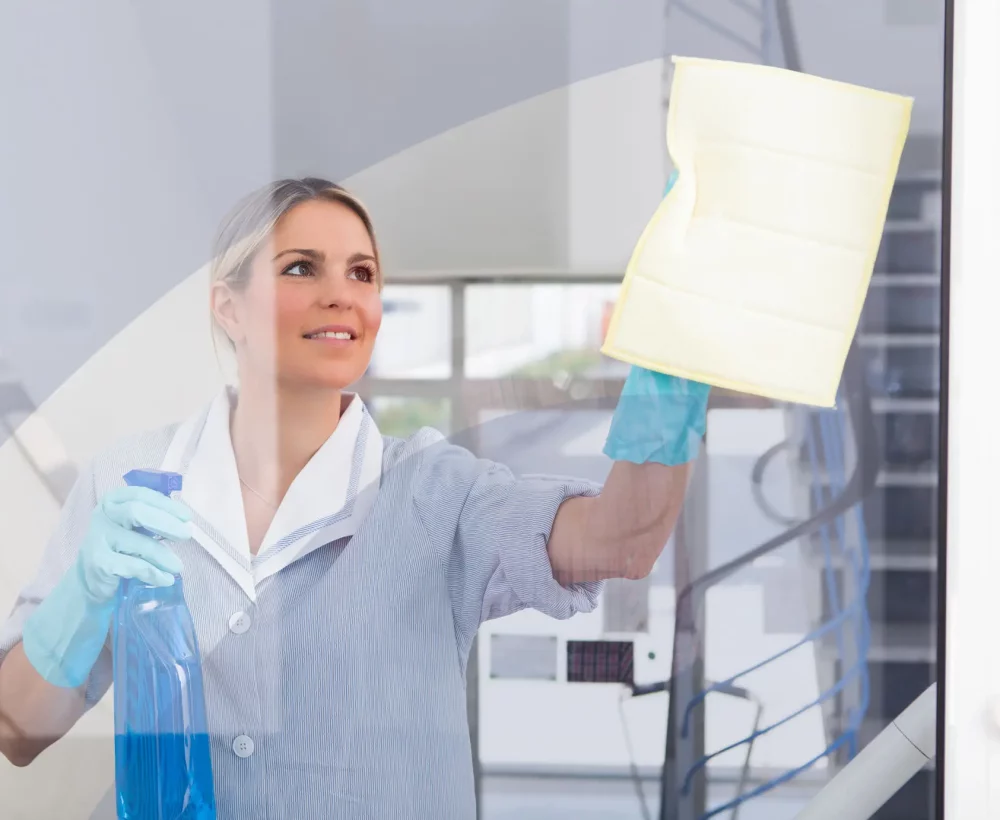 Agent d’entretien nettoyant une vitre dans un cabinet médical – Bio-nettoyage professionnel à Toulouse