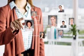 Femme interagissant avec un organigramme virtuel de collaborateurs — illustration de la gestion des ressources humaines digitalisée.
